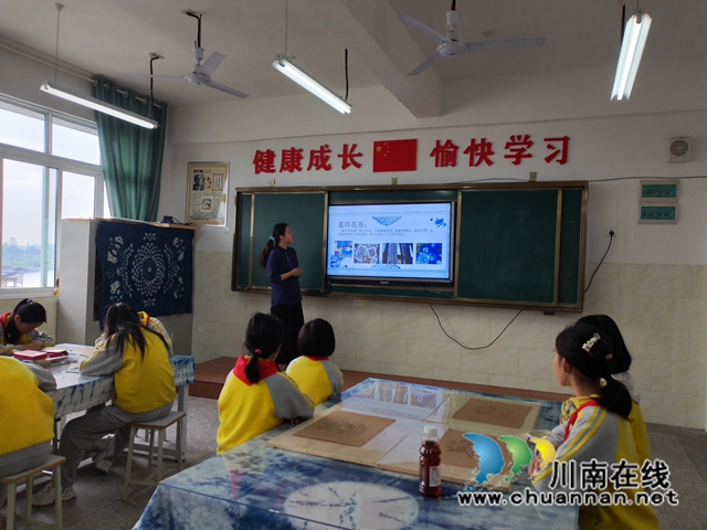 泸县:非遗“扎染”进课堂,双减落地课后服务增“色”(图3) 余思思老师授课(曾佐然摄).jpg