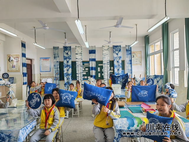 泸县:非遗“扎染”进课堂,双减落地课后服务增“色”(图2) 学生们展示扎染作品(曾佐然摄).jpg