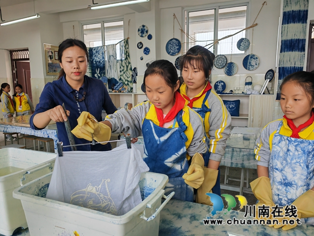 泸县:非遗“扎染”进课堂,双减落地课后服务增“色”(图5) 指导染色(曾佐然摄).jpg