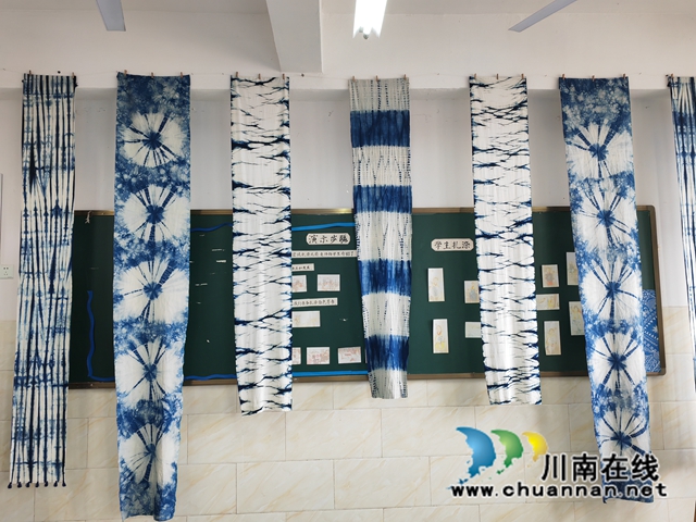 泸县:非遗“扎染”进课堂,双减落地课后服务增“色”(图4) 扎染的作品(曾佐然摄).jpg