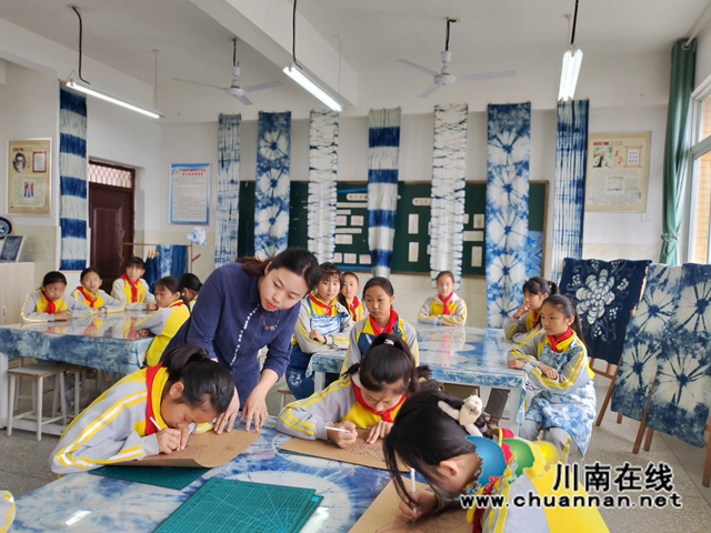 泸县:非遗“扎染”进课堂,双减落地课后服务增“色”(图6) 指导学生们刻龙板(曾佐然摄).jpg