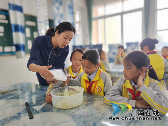 泸县:非遗“扎染”进课堂,双减落地课后服务增“色”(图7) 指导学生们调糊(曾佐然报).jpg
