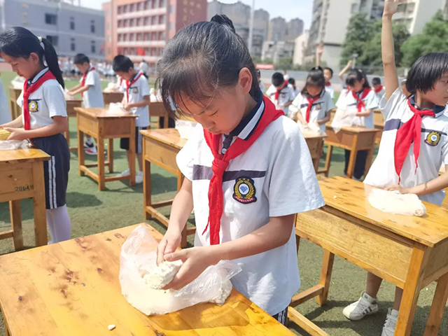 哇!这些孩子可说是“十八般武艺样样精通”(图19) 20.jpg