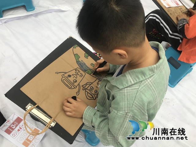 小朋友们在环保袋绘画垃圾分类相关标识、标语、熊梦.jpg
