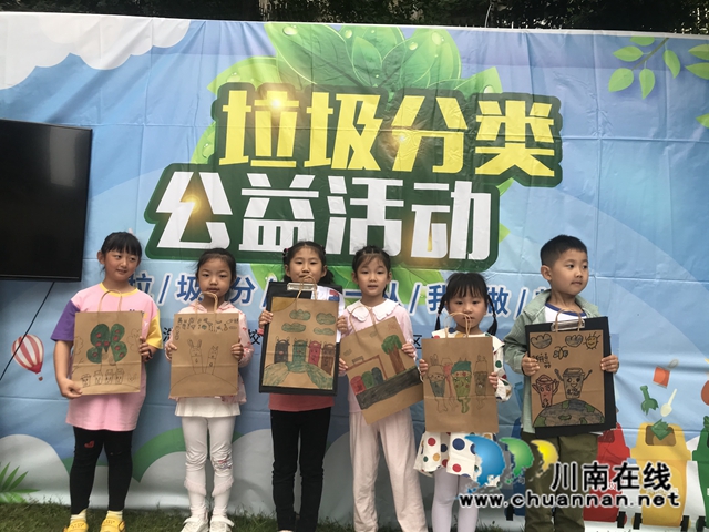 小朋友们绘画环保袋合影留念、熊梦 .jpg
