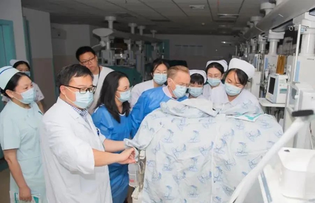 德国新生儿科专家Jorch教授来西南医大附院啦，他说……