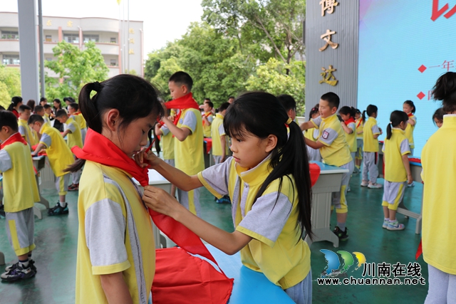 红领巾佩戴.JPG