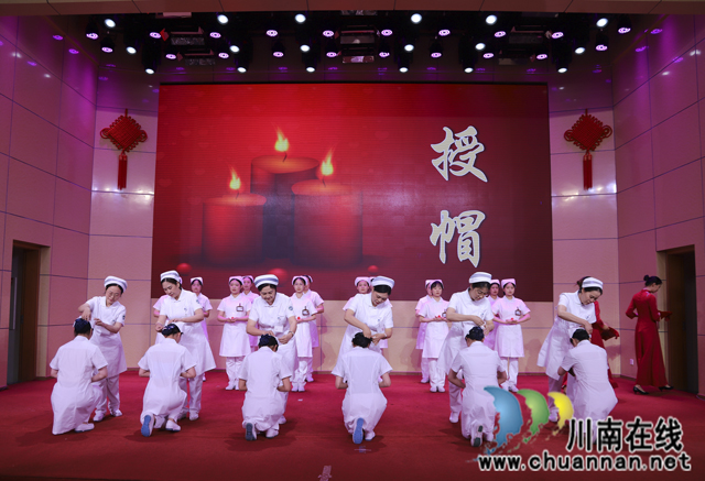 西南医科大学附属中医医院举行“5·12”国际护士节庆祝暨表扬大会(图2) 授帽.jpg