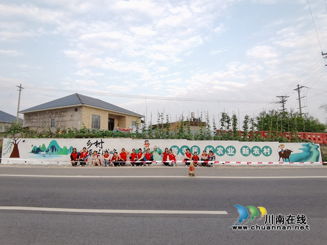 泸县:建校师生巧手绘,大白墙变文化墙(图7) 69A4BABD8B5E190FB5EDA68FFA983F17.jpg