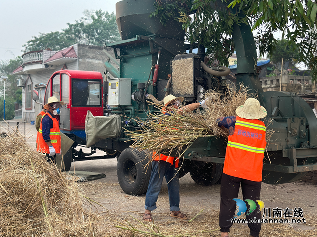 粉碎秸秆（周祖瑶摄）.png