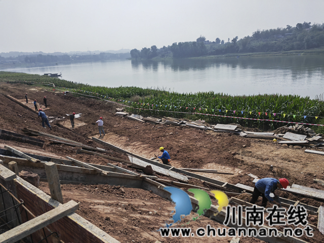 沱江段堤防工程施工现场（曾佐然摄）.jpg