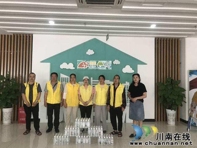 龙驰社区工会慰问户外劳动者合影、熊梦-(2).jpg