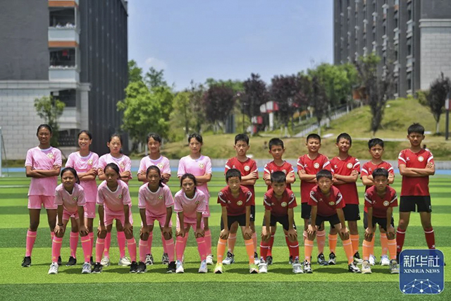 新华社关注泸州这群来自大凉山的足球小将(图4) 4.jpg