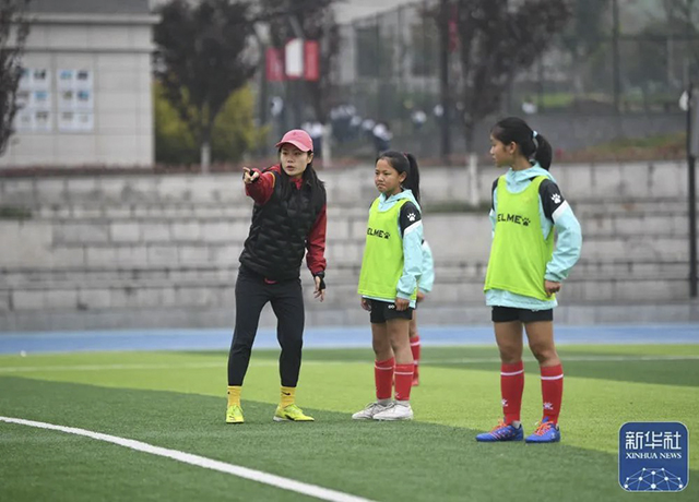 新华社关注泸州这群来自大凉山的足球小将(图9) 9.jpg