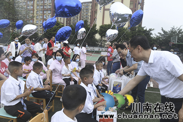 市财政局副局长赵银成、市民政局副局长王文兵分送儿童节礼物.jpg