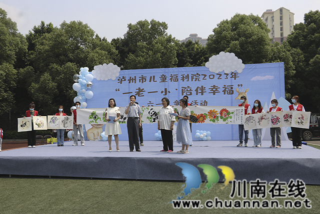 百米画卷上台展示.jpg