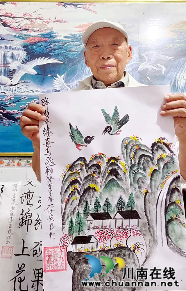 李安良展示其书画作品.jpg