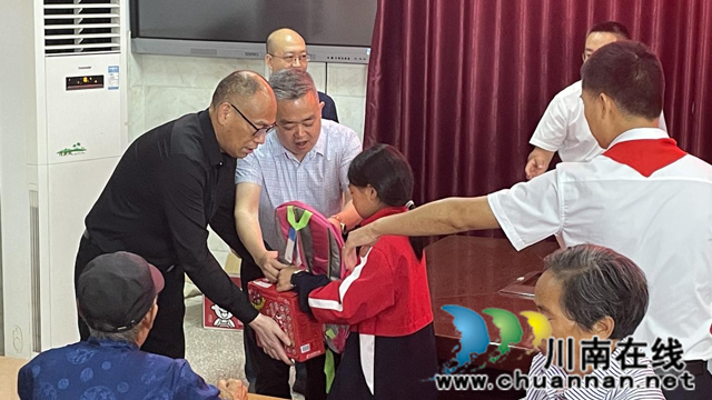 泸县天兴镇：乡贤爱心人士为留守儿童送上节日礼物