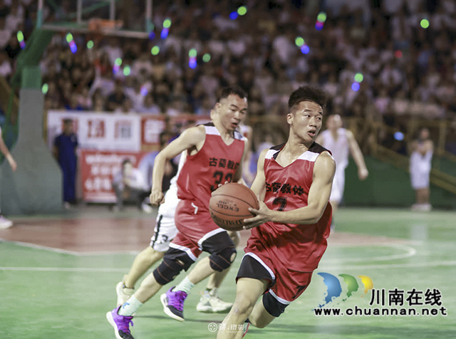 3000人嗨爆全场!古蔺“县BA”男子决赛!(图6) 12.jpg