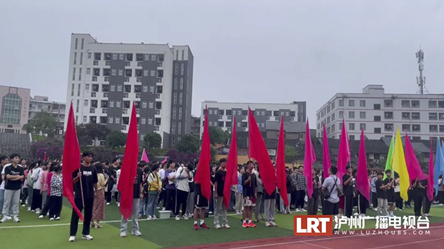 警车开道、专车送考……泸州这770名考生已提前奔赴考场(图1) 1.jpg