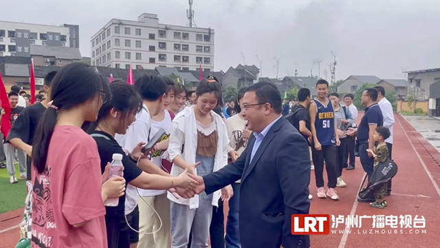 警车开道、专车送考……泸州这770名考生已提前奔赴考场(图2) 2.jpg