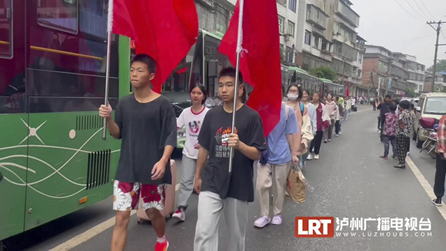 警车开道、专车送考……泸州这770名考生已提前奔赴考场(图4) 4.jpg