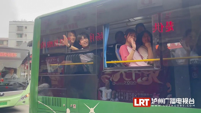 警车开道、专车送考……泸州这770名考生已提前奔赴考场(图6) 6.jpg