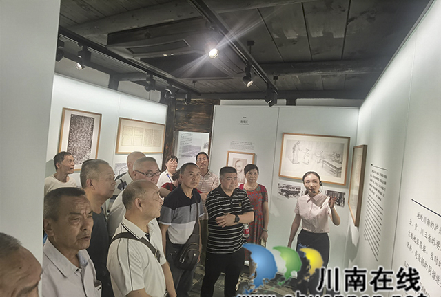 龙马潭区小市街道上大街社区组织老体协成员参观蒋兆和故居(图1) QQ图片20230531164555.jpg