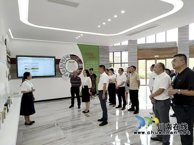 合作共建,助力成渝地区双城经济圈建设┃民建重庆市大渡口区二支部与民建泸州市龙马潭区基层委开展结对共建活动(图2) 参观民建会员之家.jpg