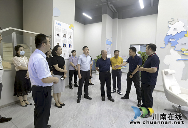 搭建统战“连心桥” 共绘基层“同心圆”┃泸州民建基层组织与街道开展共建对接活动(图1) 参观1.jpg