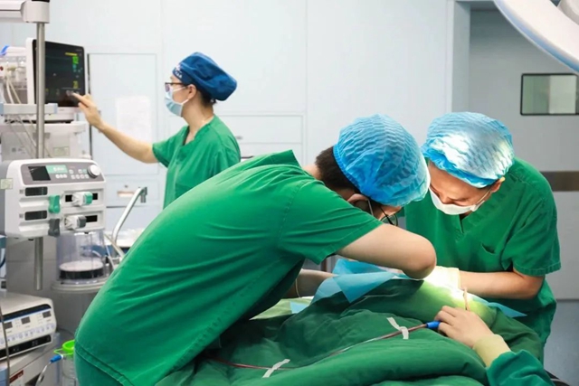 【技术】合江县中医医院为4岁患儿成功实施多生牙无痛拔除