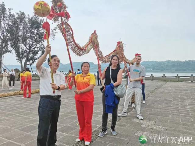 组团来宜!来看看26国记者眼中的宜宾→(图4) 4.jpg