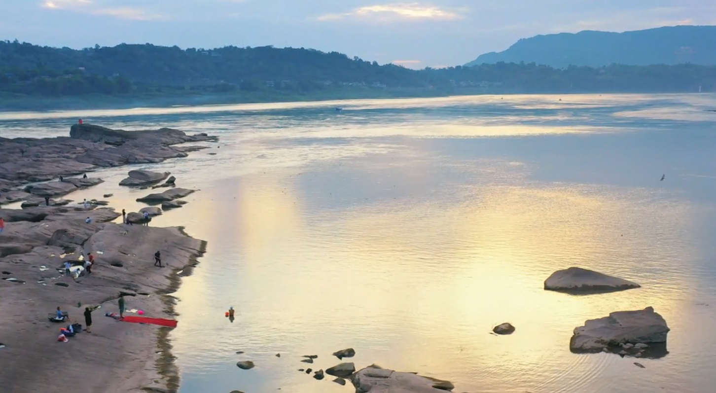 纳溪：脊梁余晖染江色 水光潋滟琥珀浓
