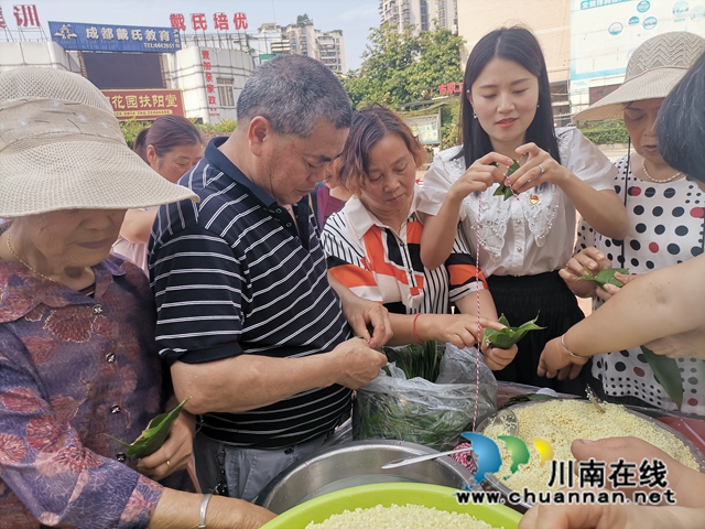 居民包粽子.jpg