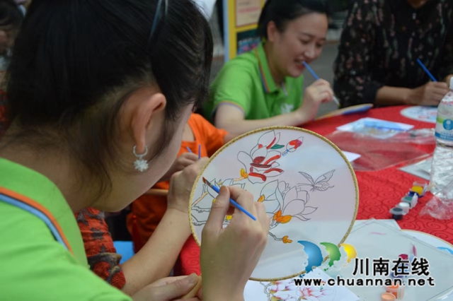 居民绘团扇.jpg