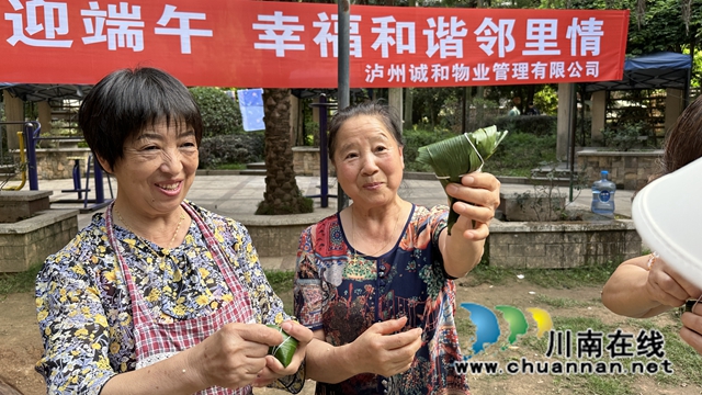 居民展示包好的粽子.jpg