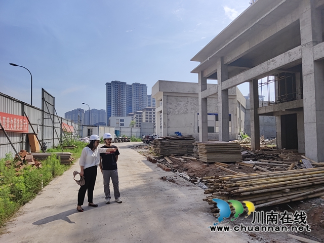 龙腾社区副书记姚晓丹检查在建工地现场情况（华阳街道龙腾社区温鑫拍摄）.jpg
