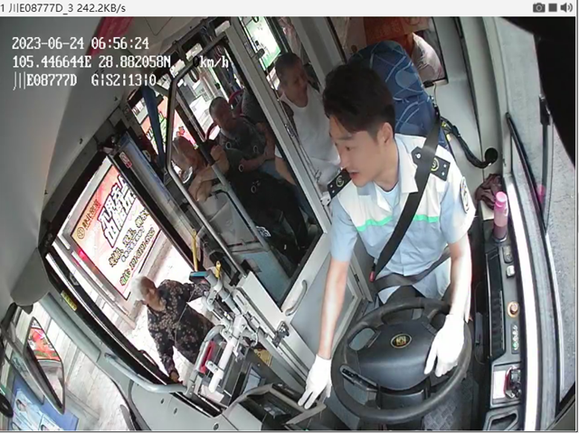 正能量 | 小孩、老人都独自乘车却不下车,泸州公交人怎么做的?(图2) 13.png