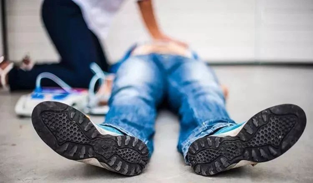 【警惕】男子突发猝死，倒在医生面前……