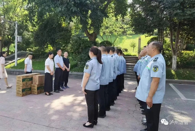 迎“七一”送温暖!泸州市运管局党委走访慰问公交优秀党员及困难党员(图1) 1.jpg