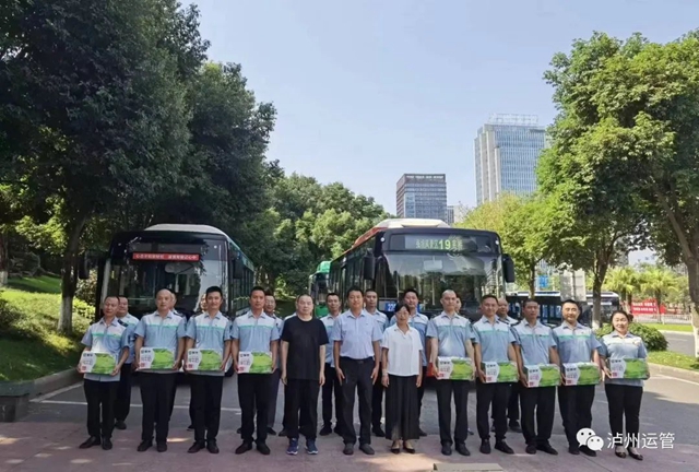 迎“七一”送温暖!泸州市运管局党委走访慰问公交优秀党员及困难党员(图2) 2.jpg