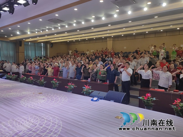 龙马潭区红星街道大驿坝社区开展“践行二十大,奋进新征程”热烈庆祝中国共产党成立102周年文艺活动(图1) 重温入党誓词1.jpg