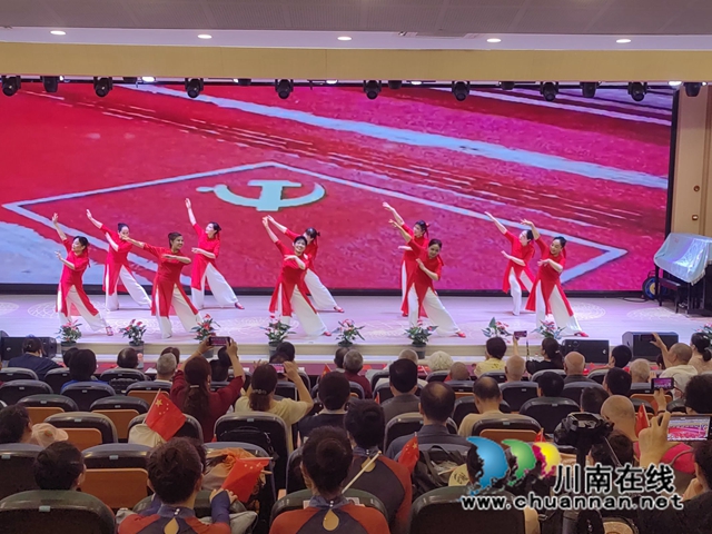 龙马潭区红星街道大驿坝社区开展“践行二十大,奋进新征程”热烈庆祝中国共产党成立102周年文艺活动(图3) 表演.jpg