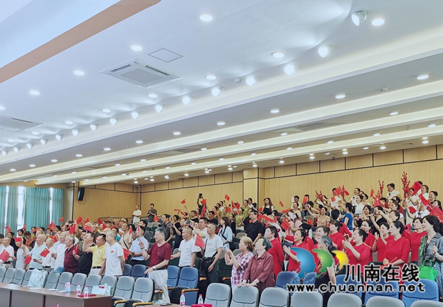 龙马潭区红星街道大驿坝社区开展“践行二十大,奋进新征程”热烈庆祝中国共产党成立102周年文艺活动(图7) 全体大合唱.jpg