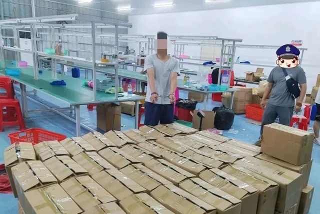 合江警方破获一起非法经营水果味电子烟案件(图2) 2.jpg