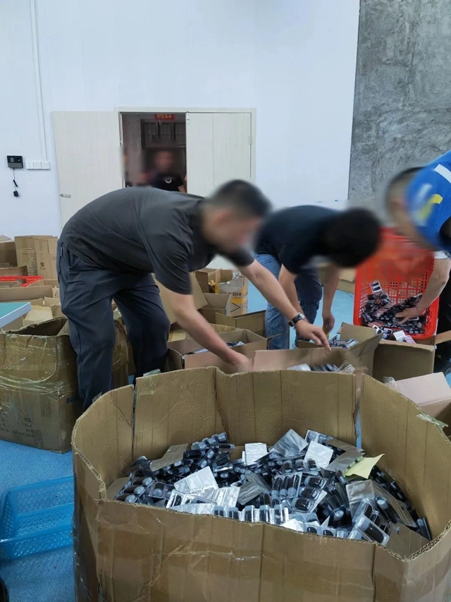 合江警方破获一起非法经营水果味电子烟案件(图5) 5.jpg