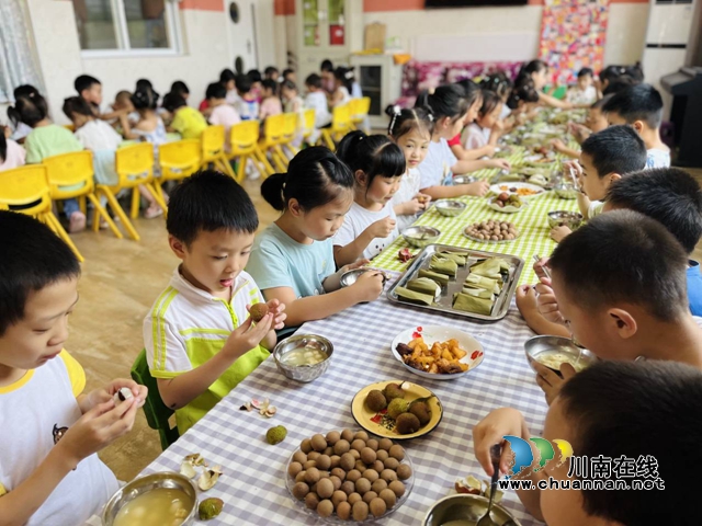 泸县城东幼儿园石岗分园开展“小舌头尝家乡”亲子活动(图1) 4.jpg