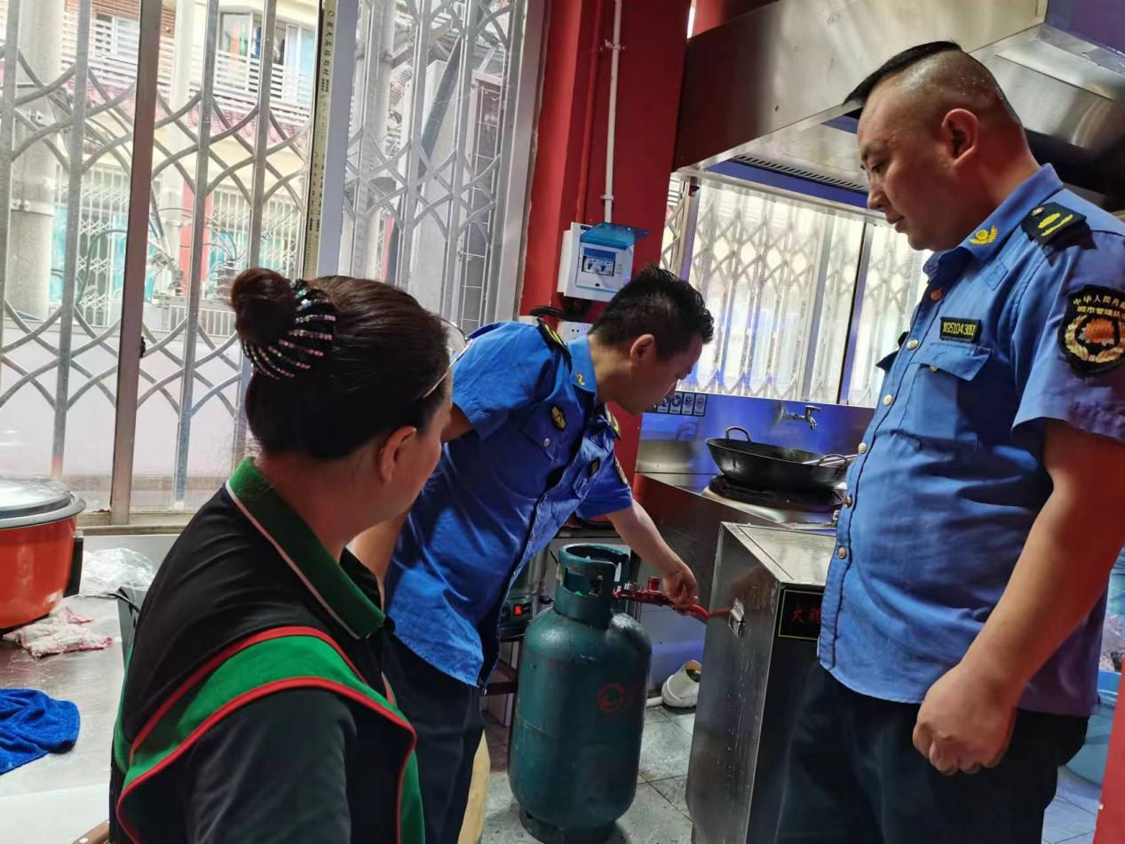 龙马潭区小市街道开展燃气安全隐患排查整治(图2) 图片2.png