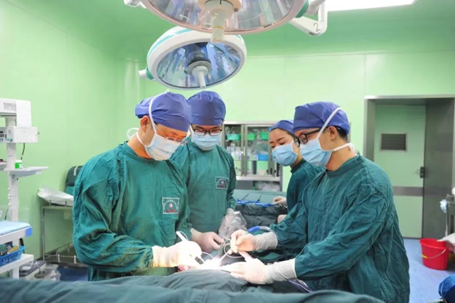 【围观】13岁男孩胸部畸形，一查竟是……