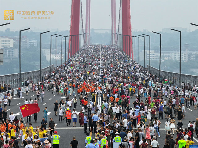 好快！从白招牌到泸州港高速收费站，经长江二桥仅需15分钟